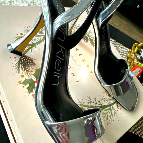 New never worn silver metallic - Picture 1 of 2